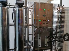 服务员介绍专门的滤水系统过滤的水-享月汤皇·海鲜小火锅·聚会(曲江创意谷店)