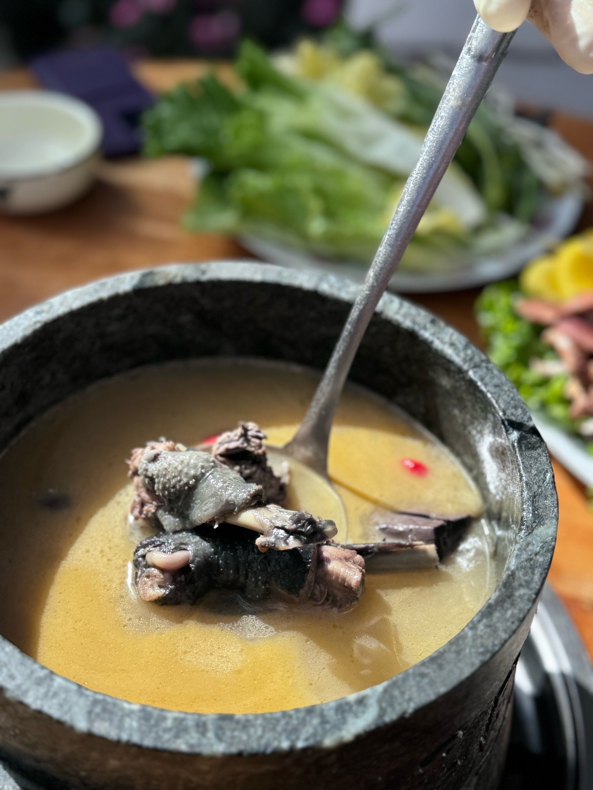 墨脱石锅鸡」味道太鲜美了,乌鸡也是现杀的,吃光盘了