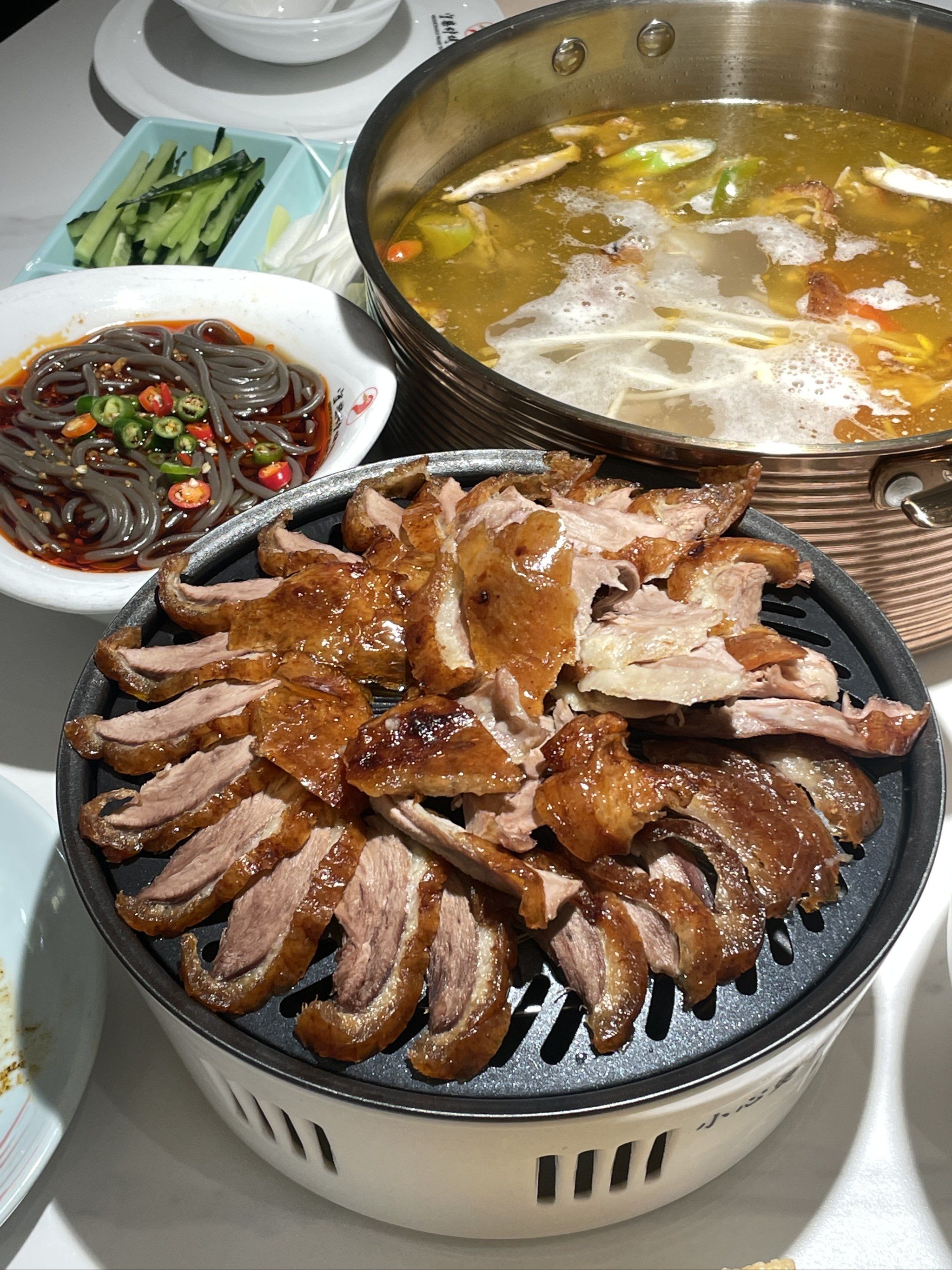 在雾都提起烤鸭,又怎能错过守柴炉烤鸭呢,刚好观音桥远东城店开业了