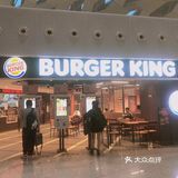 该店铺位于机场出发大厅安检口里面，进了安检就能看到