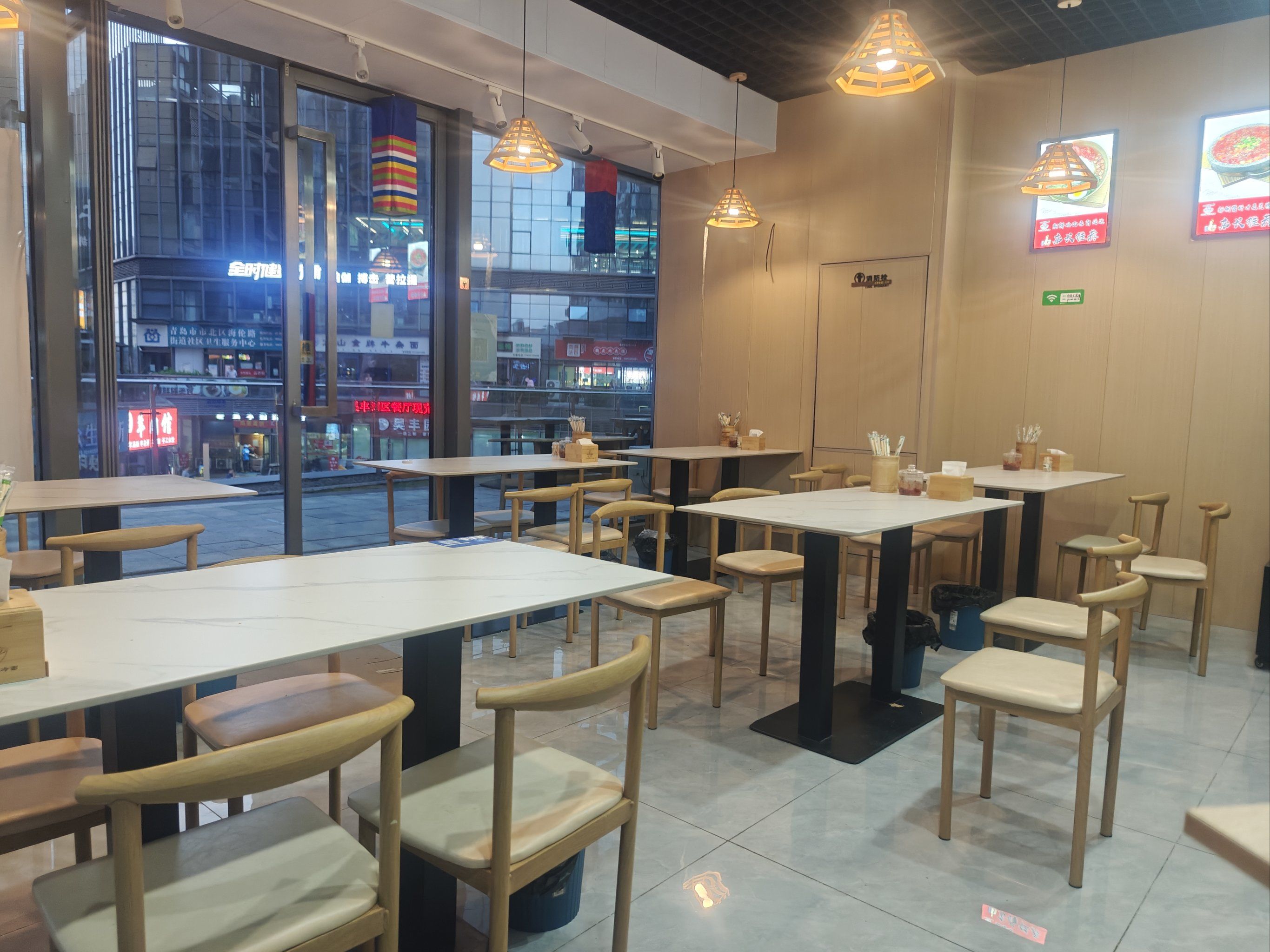 坐落在山东路万科中心里的一家朝鲜风味冷面店,口味正宗