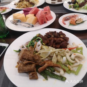 大厅前面有一片草地，很大，还有吊椅，吊椅就是比较少