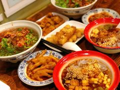 -爆炸头阿姨小四川正宗川味小吃(无任何分店)