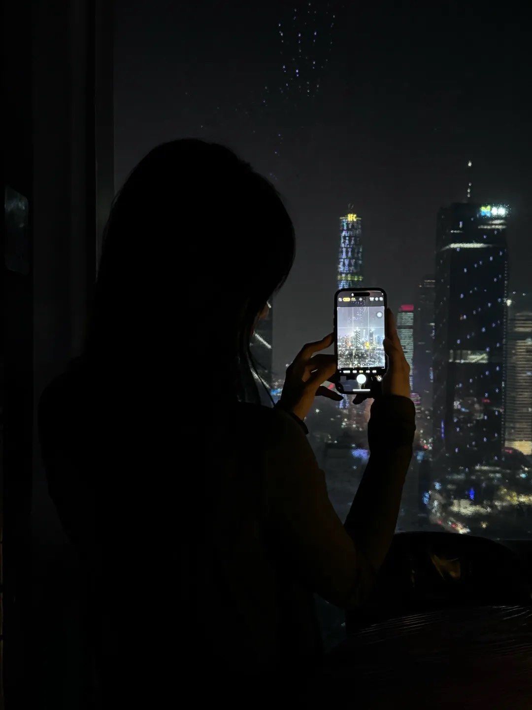 体验了两杯威士忌🥃,店里环境不错窗外的高空夜景很美,璀璨灯火尽收