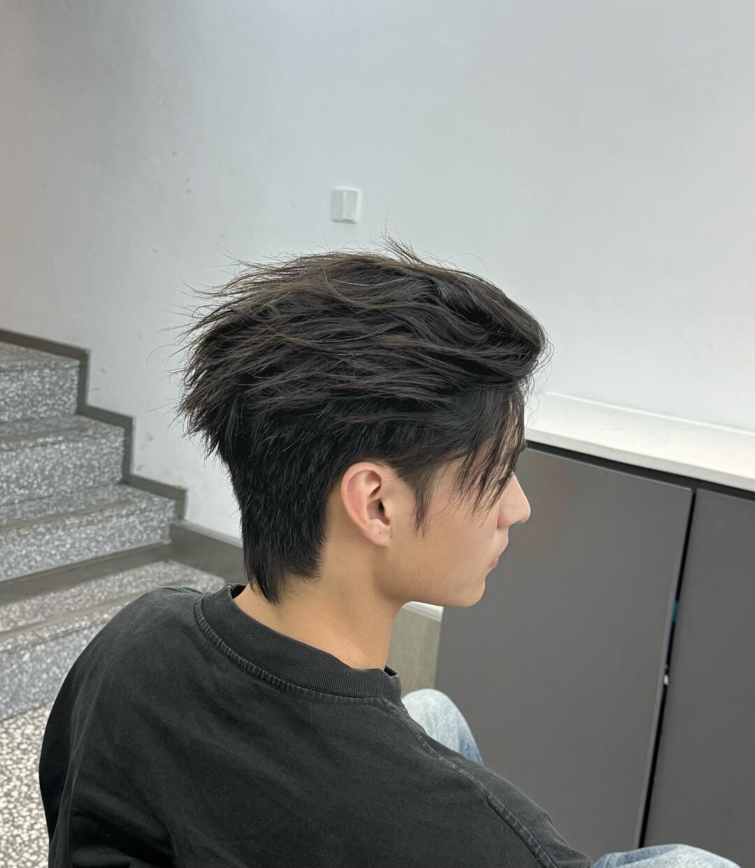 特点
·这种发型结合了背头的利落与龙须刘海的修饰性