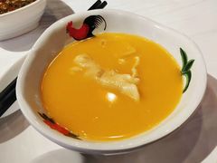 浓厚原只鸡煲花胶汤-鲜入围煮花胶鸡海鲜火锅