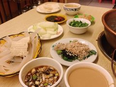 -洞庭洲·防空洞火锅·烧烤·铜锅涮肉(新百广场店)