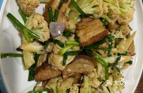 Cauliflower Stir-fried with Braised Pork
