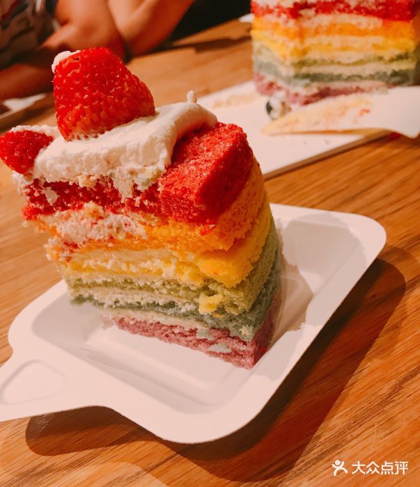 巴黎贝甜(万象城商场店)彩虹蛋糕图片 - 第1张