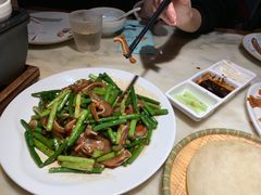 蒜苗炒猪耳朵-梁家大院•农家菜(昆山会展中心店)