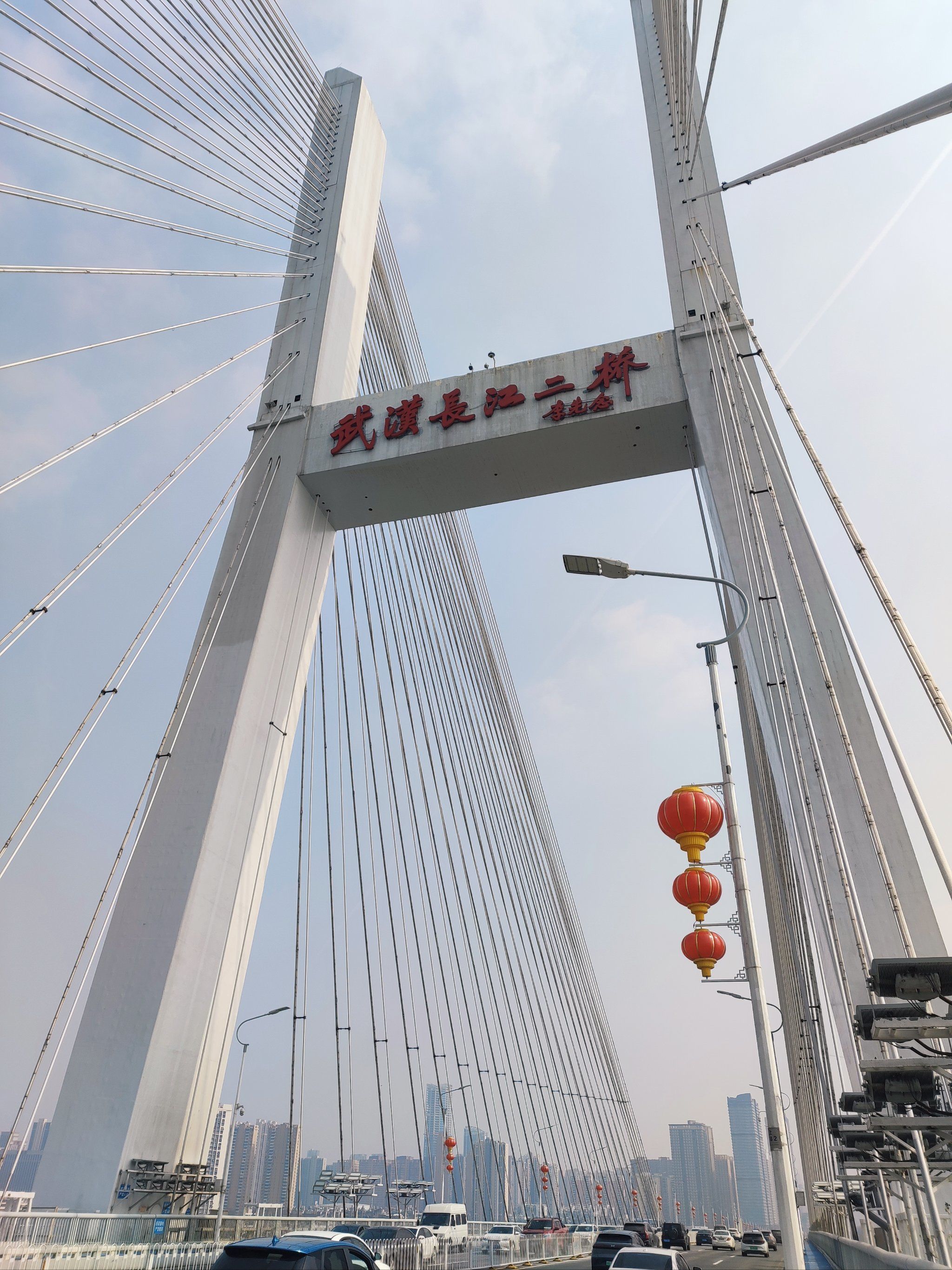 二桥比大桥好走多了
大桥每次火车或者公交开过去人行道都会抖动
