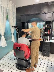 -老男孩男士理容馆·理发·烫染·修面