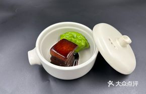 Dongpo Pork Cut in Half