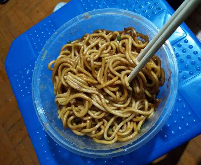 每天晚上下班之后如果没吃饭,就会来这里打包一大份热干面带回去吃,就