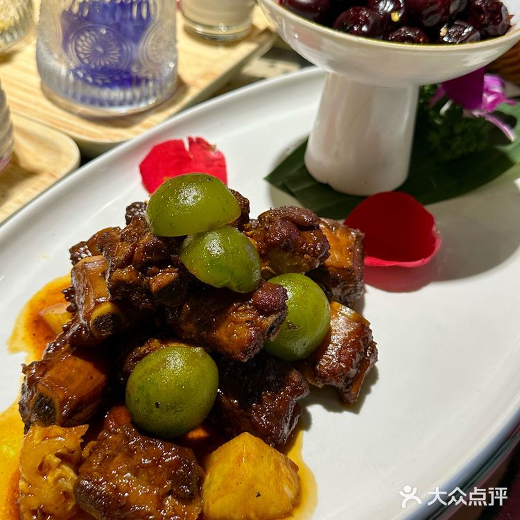 没去版纳!在昆明吃上了傣族寨子里的席