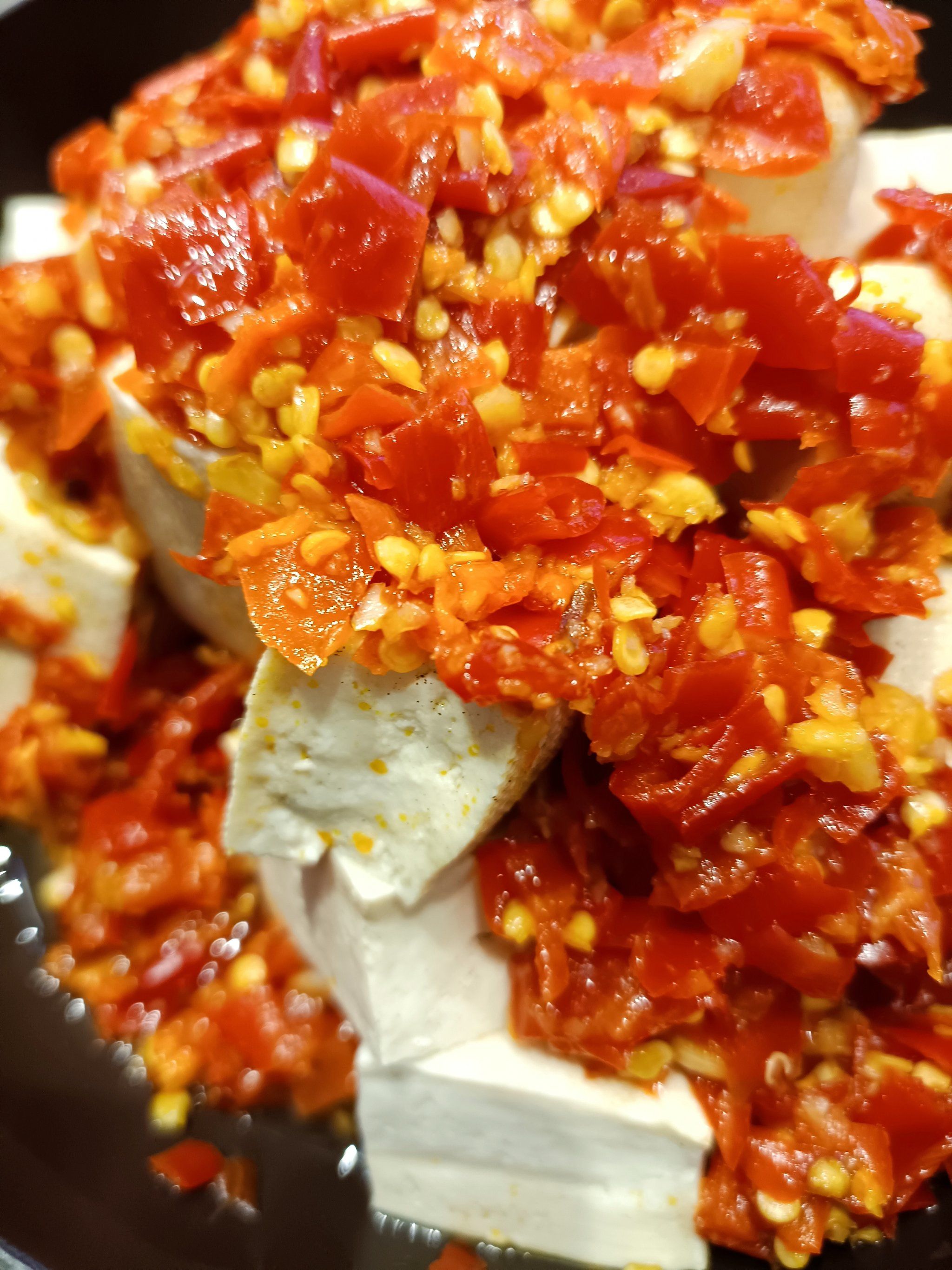 独家秘制的剁椒臭豆腐,闻着臭,吃着香.白