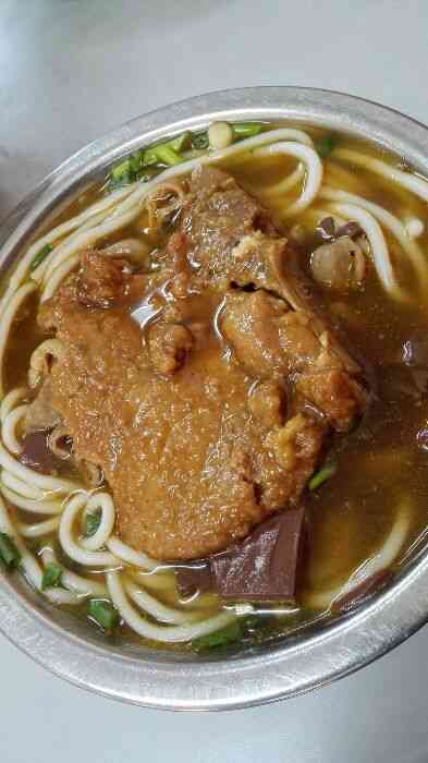 白象碎宽猪脏粉,加咸菜好吃死了,一如既往的喜欢,汤都想喝光了,想吃