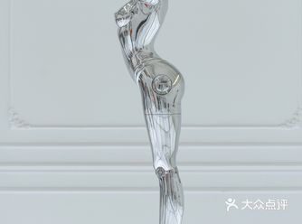 在空山基的展上,有人在偷拍