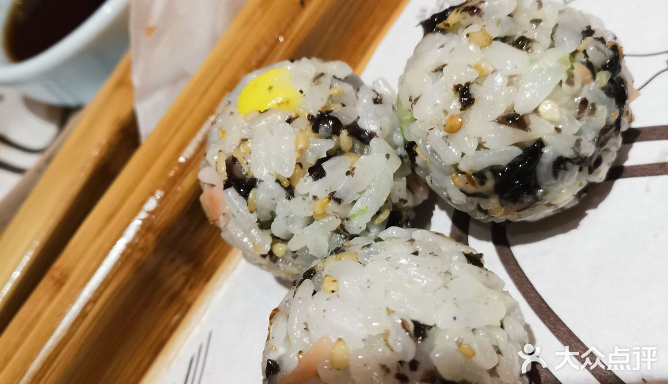 非常适合大众的口味，拉面锅炸鸡块摇摇乐饭团菜品多样