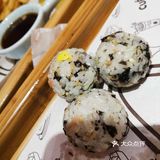 非常适合大众的口味，拉面锅炸鸡块摇摇乐饭团菜品多样