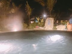 -腾冲洞山温泉村