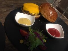 芝士牛肉堡-HIGH FIVE哈福手工汉堡(桂林路店)