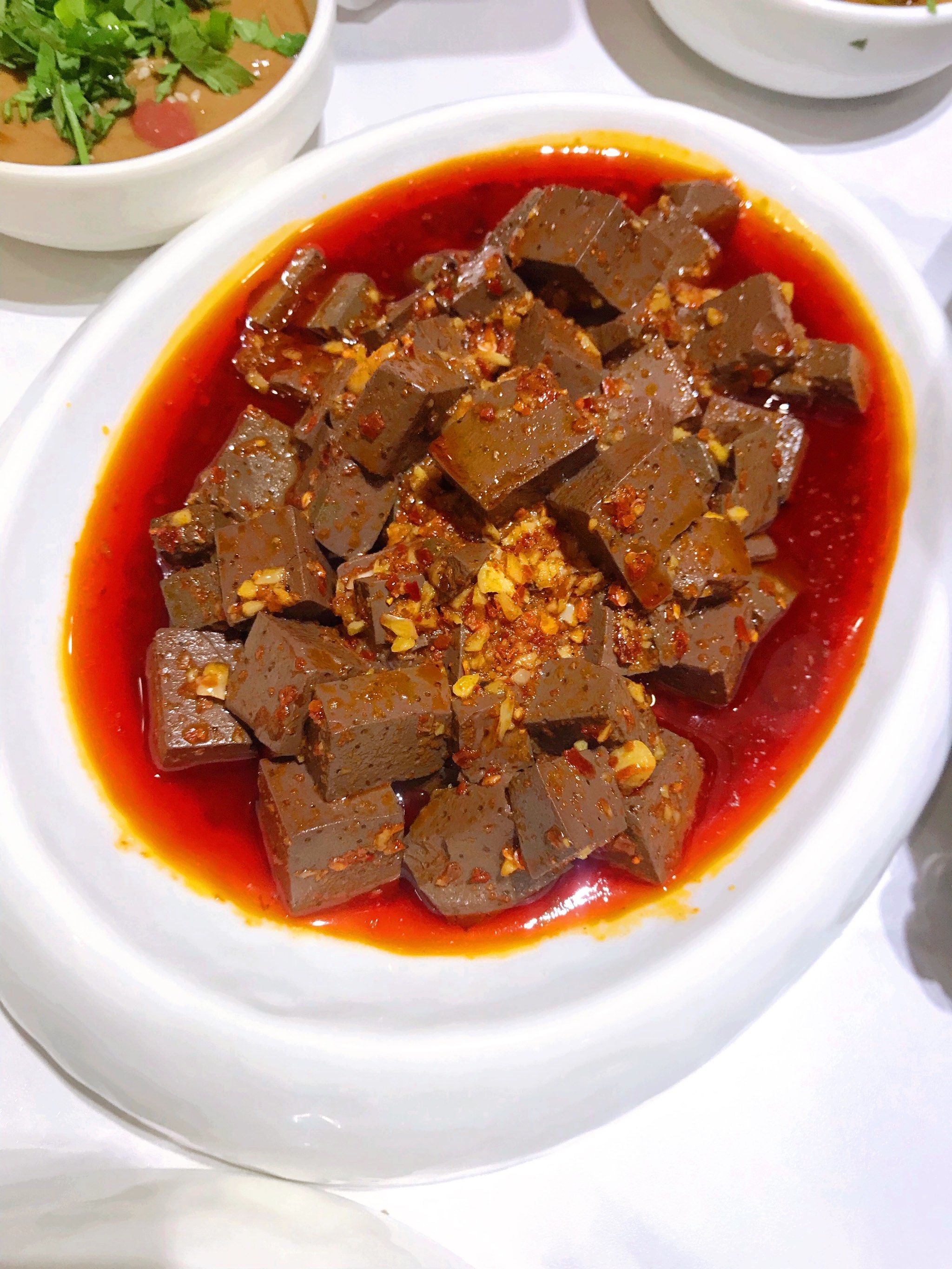 呼伦湖畔火锅餐厅里的美食～辣子蒜羊血