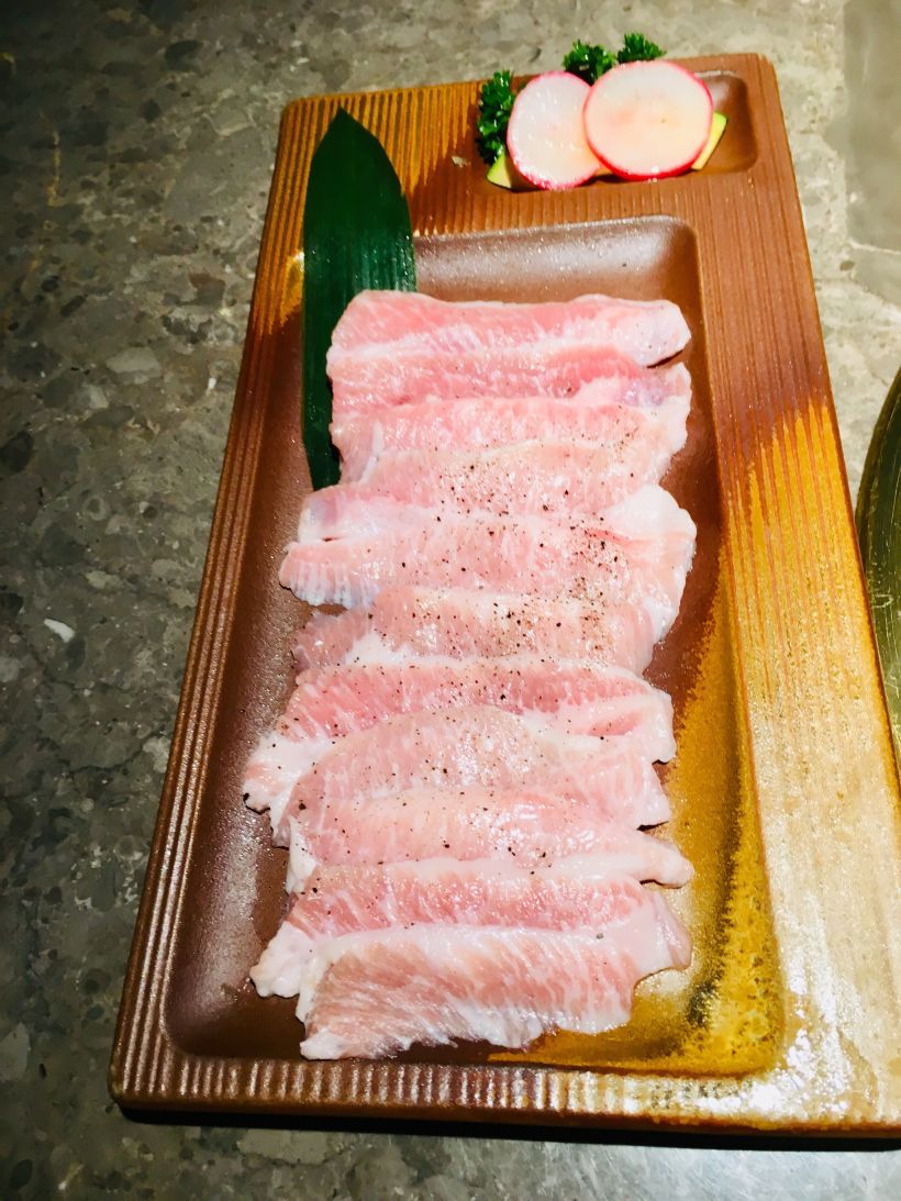 「雪花松板肉」松板肉被称为黄金六两,精瘦而保有油脂香味,烤完很好吃