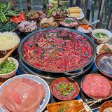 这家是渝中区土著朋友带我去的一家从小吃到大的火锅