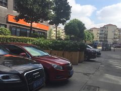 -沃尔玛上海田林店-地面停车场