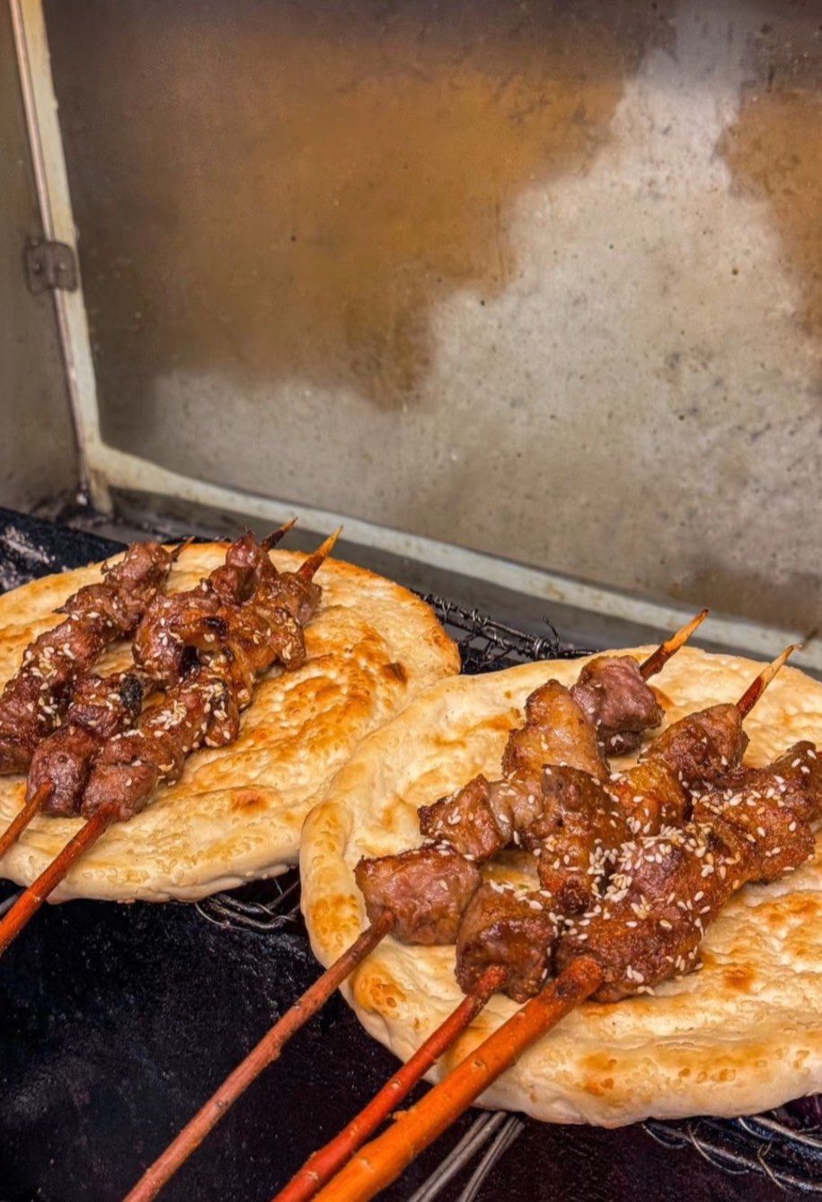 这馕配上羊肉串简直绝绝子
