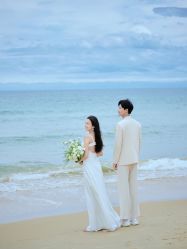 -现代经典婚纱摄影