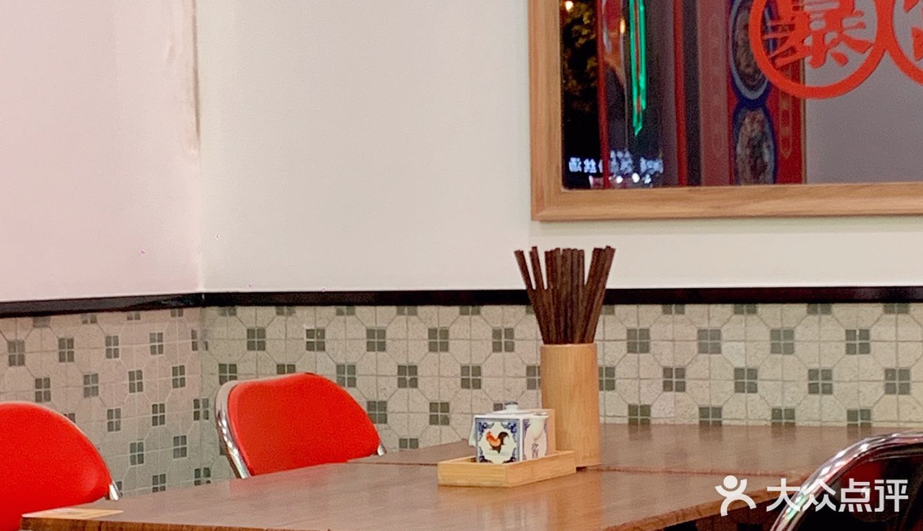 武汉探店 | 港风餐厅里嗦湖南米粉