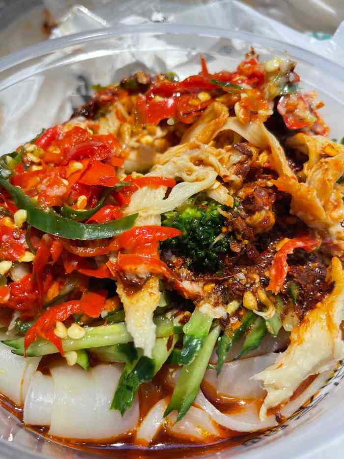 看见了魏家凉皮好久没有吃过了 就过来点了我最爱的秘制凉皮 还有一份