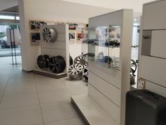 -杭州中沃沃尔沃4S店(滨江区店)