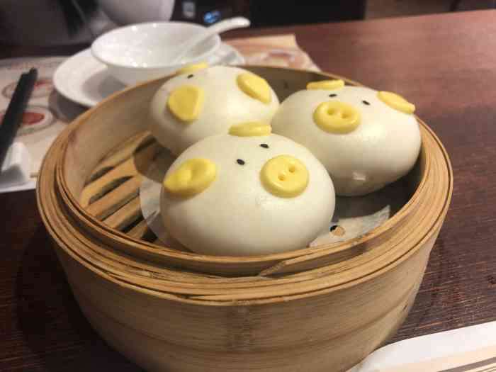 熟客的服务比较好.价钱挺贵.包点还好吧,担担面什么的不正宗.