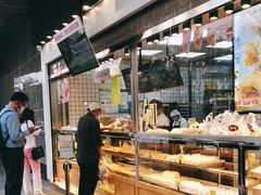 面包甜点陈列柜-鲍师傅糕点(江苏路店)