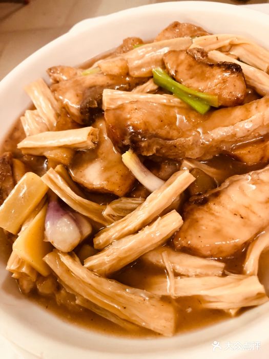 姜葱腐竹焖鱼腩