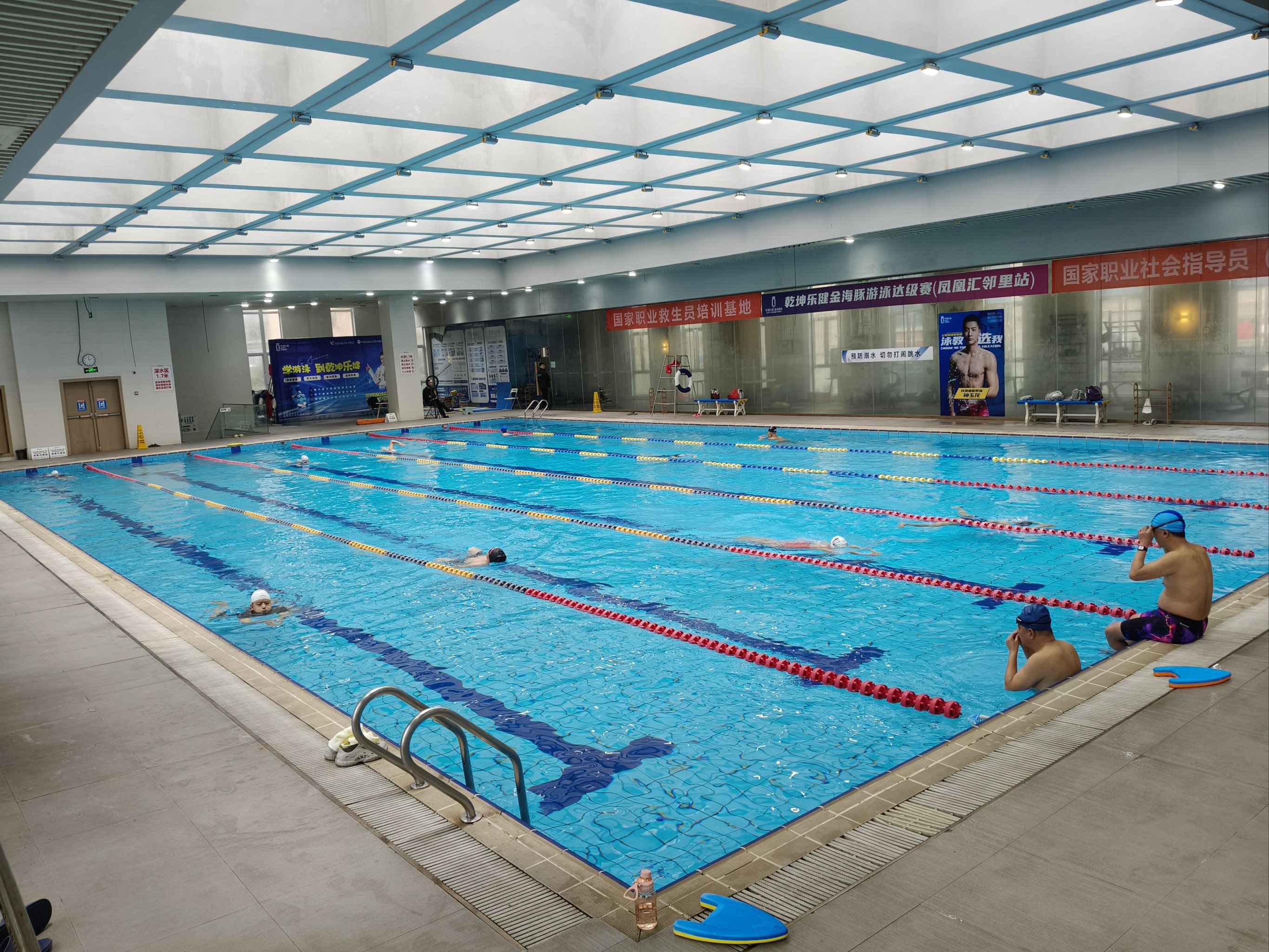 负一楼,负二楼的通风不怎么好,味道很重,采光根本没有,这家店能游泳