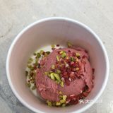 雪糕堪比哈根达斯。就是店内座位不多，只有三个