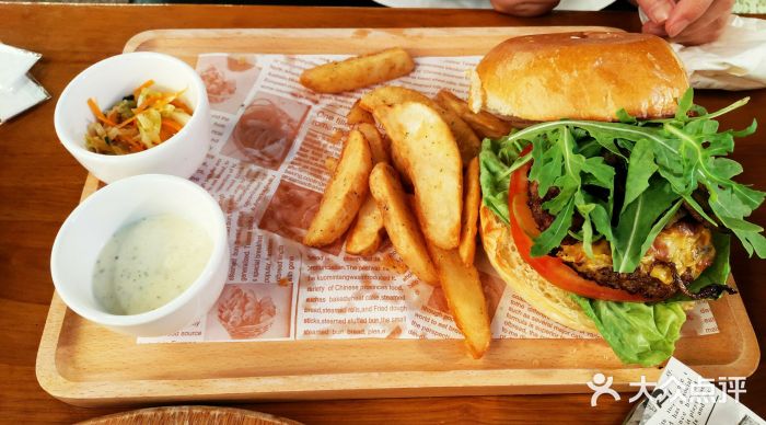 commune(武汉红坊里店)黑松露菌菇牛肉汉堡图片