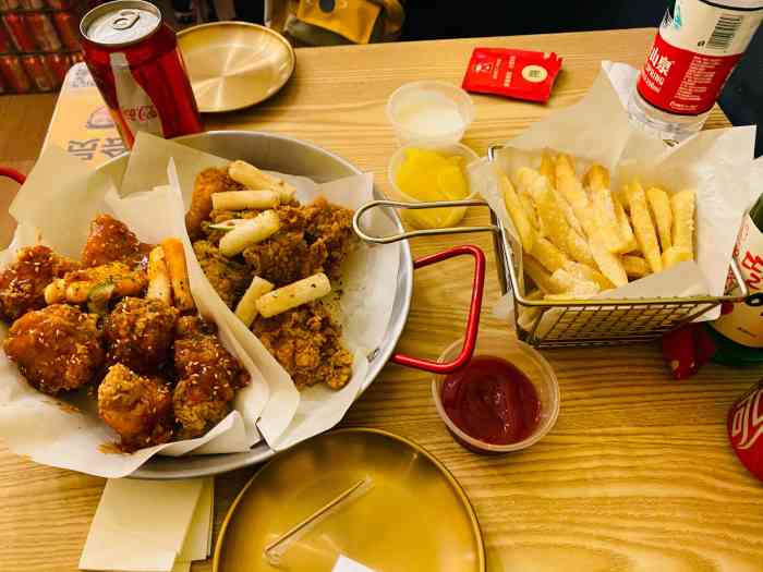 个人觉得金社长炸鸡比较还原韩国炸鸡的口味配上小啤酒,绝了