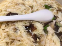 酸辣什锦海鲜汤-李连贵酒家熏肉大饼(昆明街店)