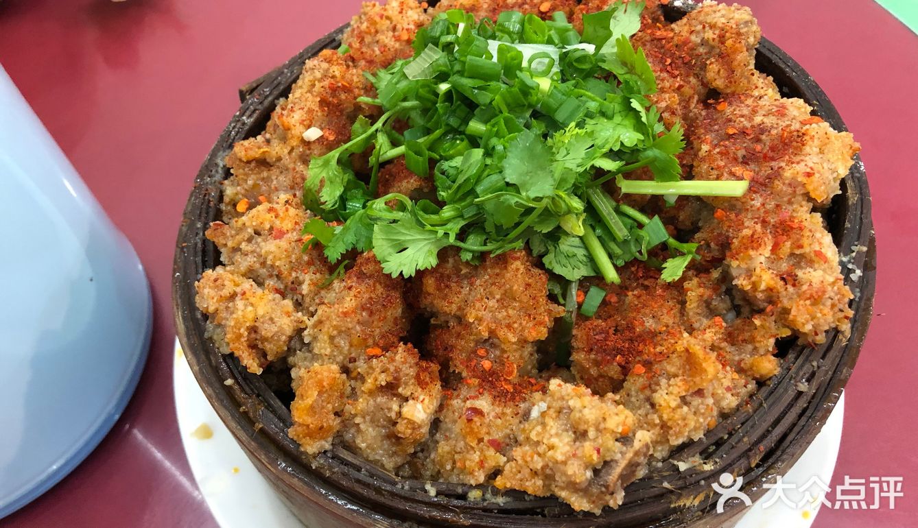 平平无常的小店面，一开始没人，但是街边有两个门面