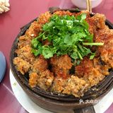 平平无常的小店面，一开始没人，但是街边有两个门面