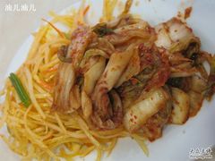 凉菜之辣白菜与土豆丝-延边民俗村狗肉馆(重庆胡同店)