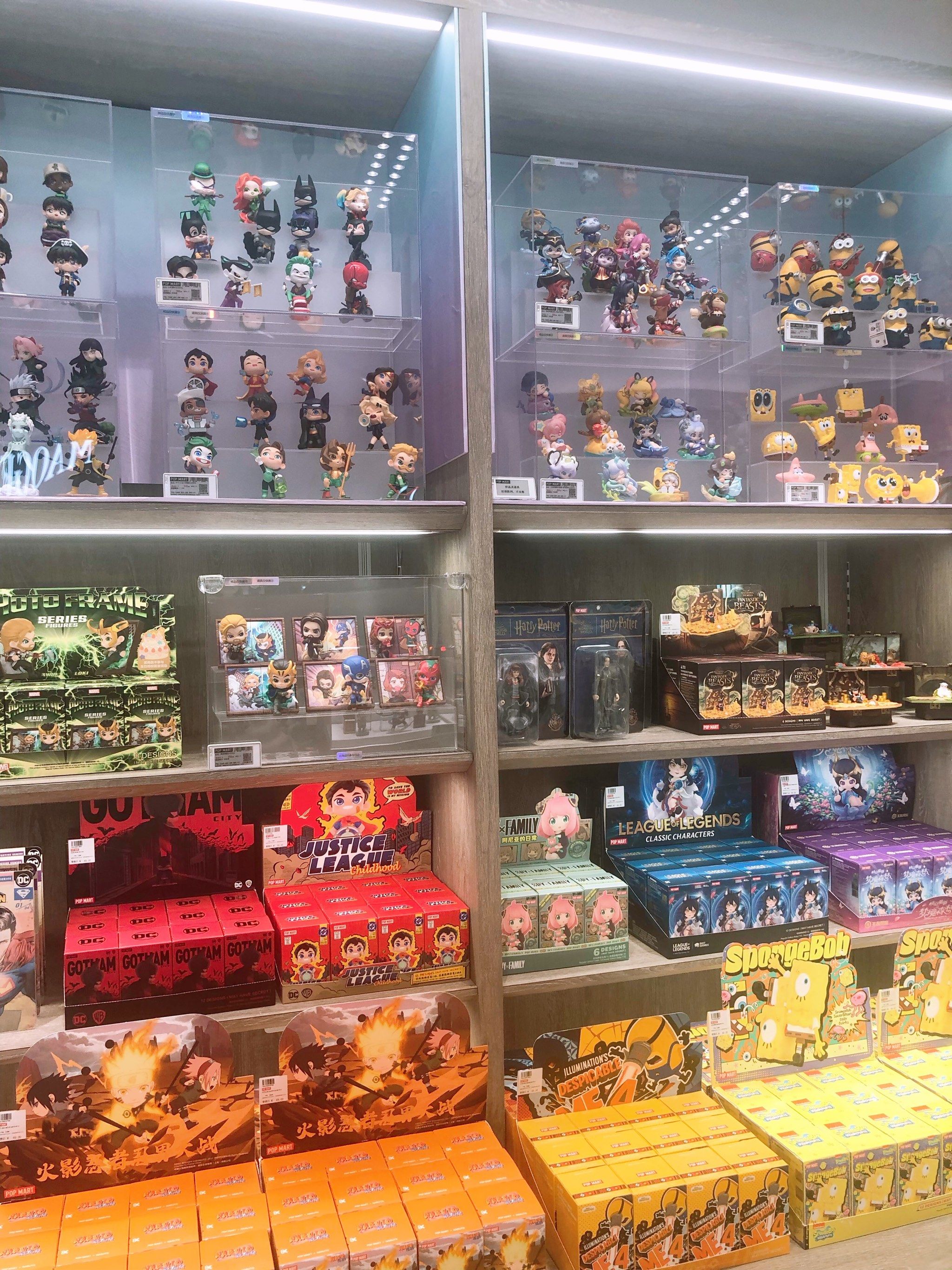 万象城负一楼的泡泡玛特实体店
好多可爱的小手包啊
每一样都想