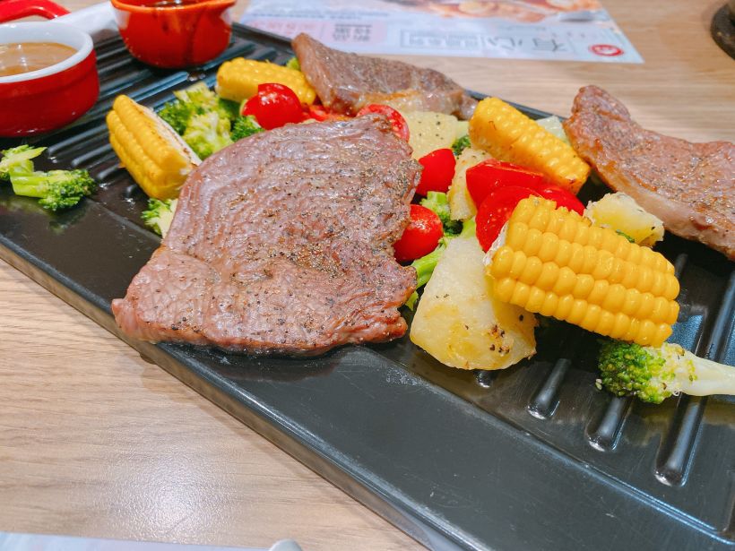 我切牛排的时候感觉 这三块牛排好像是不一样的品种呢 因为有的切起来