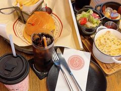 -BOURBON 玻本美式餐厅酒吧(虹桥新天地店)