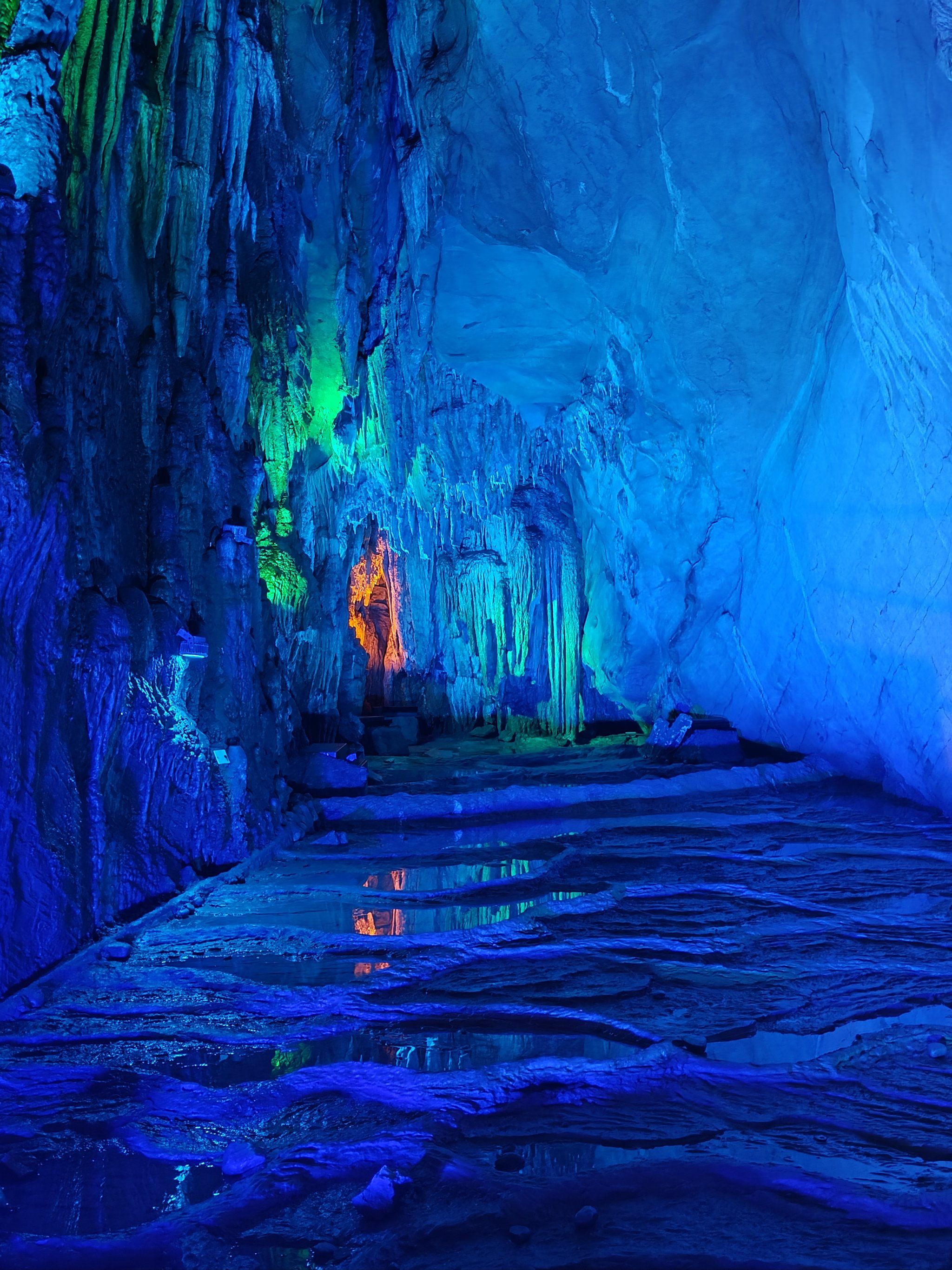 灯光下的溶洞,美得像画